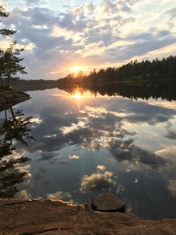 Bjoersjoeas Vildmark - Small Camping Cabin Close To Nature Olofstorp 外观 照片